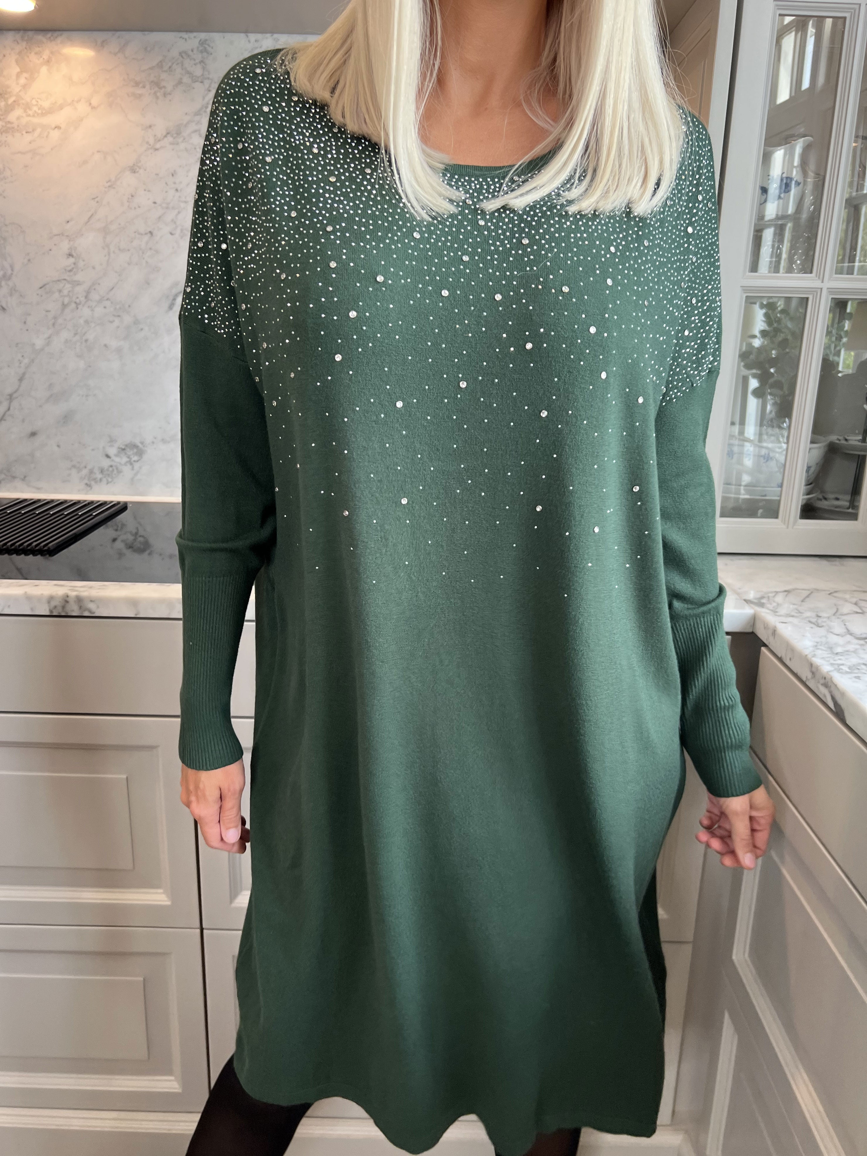 Yasha - Mjuk stickad klänning i stretchigt tyg med strass